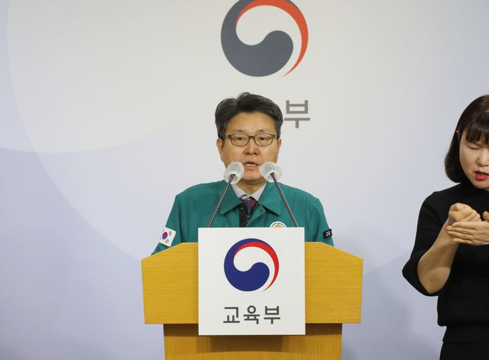 오석환 교육부 차관이 8일 오후 정부세종청사에서 의대 정원 배정 절차에 대해 설명하고 있다. | 연합뉴스