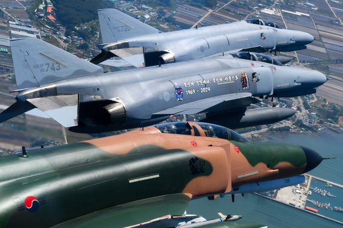팬텀 필승편대 4대 중 2대에는 각각 팬텀의 과거 도색인 정글무늬, 연회색이 도색됐다. 공군 제공