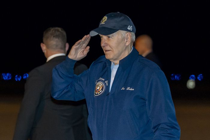 조 바이든 미국 대통령이 11일(현지시간) 델라웨어주 도버공군기지에 도착한 뒤 경례하고 있다. AP연합뉴스