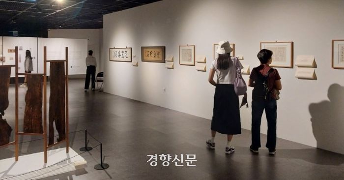 문화유산국민신탁이 덕수궁 내 돈덕전에서 열고 있는  특별전 ‘국봉~’의 전시장 일부 모습. 도재기 선임기자