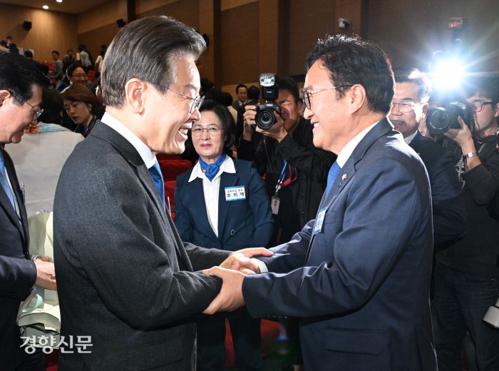 “축하합니다” 22대 국회 전반기 국회의장 후보로 선출된 우원식 더불어민주당 의원(오른쪽)이 16일 국회 의원회관에서 열린 당선자 총회에서 이재명 대표의 축하를 받고 있다. 후보 경선에서 우 의원에게 패한 추미애 당선인이 이를 바라보고 있다. 박민규 선임기자 parkyu@kyunghyang.com