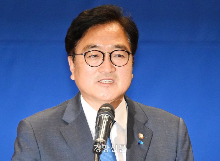 제22대 국회 상반기 국회의장 후보로 선출된 우원식 후보가 16일 국회 의원회관에서 열린 더불어민주당 당선인 총회에서 연설을 하고 있다. 박민규 선임기자