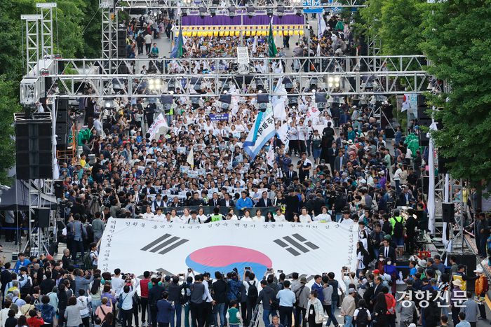 17일 오후 전남 광주 동구 금남로 일대에서 시민들이 44주년 5·18민중항쟁기념행사 ‘모두의 오월, 하나되는 오월’ 민주평화대행진을 하고 있다. 사진공동취재단