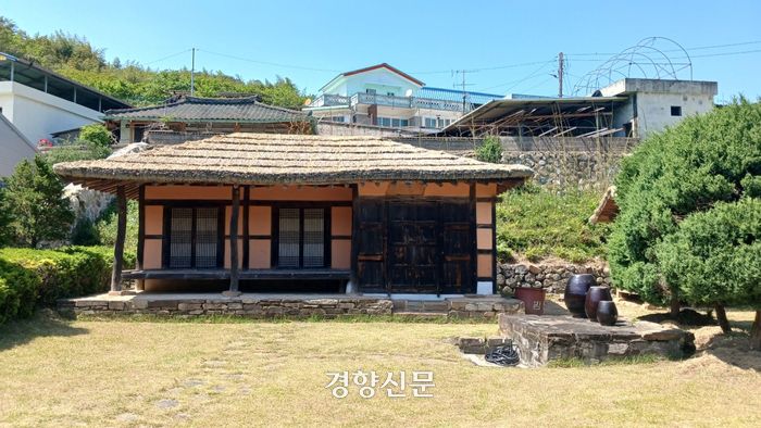 14일 찾은 경남 합천군 전직 대통령 전두환씨 생가 마당은 잔디 정리 등이 잘 돼 있었다. 합천군은 매년 1000만원을 들여 생가를 관리한다.  강현석 기자