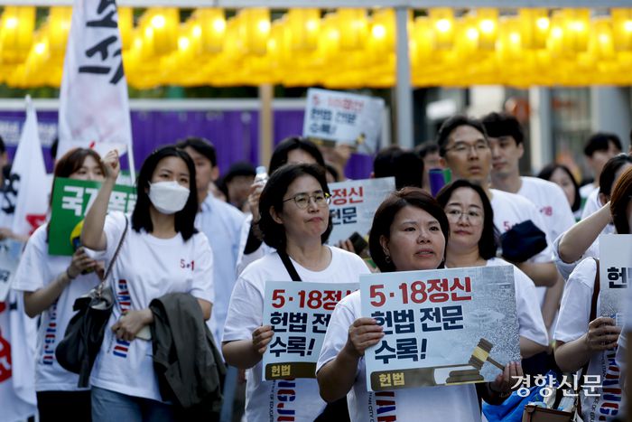 오월가족들과 민족민주열사가족들 등 시민사회단체 활동가들이 5·18 민주화운동기념일을 하루 앞둔 17일 광주공원일대에서 출발해 이태원 참사 유가족을 의미하는 보라색 천과 세월호 참사 유가족을 의미하는 노란색 등을 지나 금남로까지 5·18 민중항쟁 민주평화 행진을 하고 있다.  문재원 기자