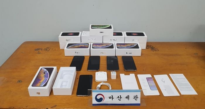 마산세관이 A씨에게서 압수한 중국산 위조 스마트폰. 관세청 제공.