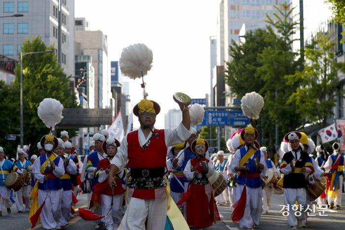 오월가족들과 민족민주열사가족들, 제주4.3, 여순, 부마 가족들, 세월호 유가족, 이태원 참사 유가족 등 시민사회단체 활동가들이 5·18 민주화운동기념일을 하루 앞둔 17일 광주공원일대에서 출발해 금남로까지 5·18 민중항쟁 민주평화 대행진을 하고 있다.  문재원 기자