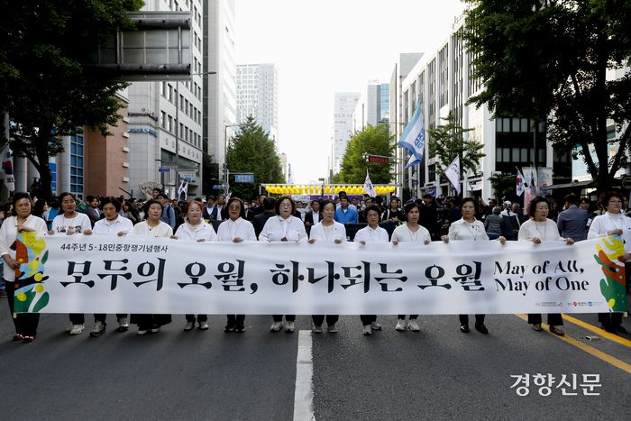 오월가족들과 민족민주열사가족들, 제주4.3, 여순, 부마 가족들, 세월호 유가족, 이태원 참사 유가족 등 시민사회단체 활동가들이 5·18 민주화운동기념일을 하루 앞둔 17일 광주공원일대에서 출발해 금남로까지 5·18 민중항쟁 민주평화 대행진을 하고 있다.  문재원 기자