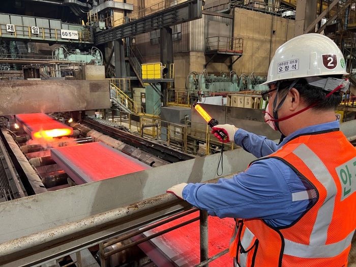 포스코 포항제철소에서 철강 반제품인 슬라브를 생산하고 있다. 포스코 제공