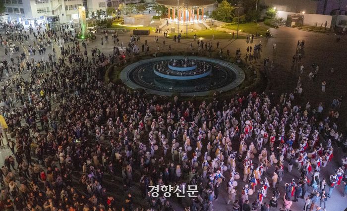 17일 오후 광주 동구 금남로 일대에서 시민들이 44주년 5·18민중항쟁기념행사에서 노래패들의 흥겨운 가락을 따라 시민들이 옛 전남도청 앞 분수대를 돌며 전야행사의 대미를 장식하고 있다.사진공동취재단