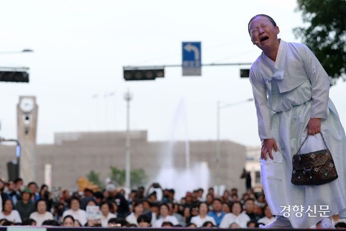 17일 오후 광주 동구 금남로에서 열린 제44주년 5·18 민주화운동 전야제에서 공연이 펼쳐지고 있다. 사진공동취재단