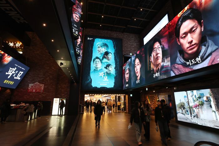 지난 3월 24일 1000만 관객을 돌파한 영화 <파묘>. 사진은 지난 2월 28일 서울 한 영화관에 <파묘> 홍보물이 걸려 있다. /연합뉴스