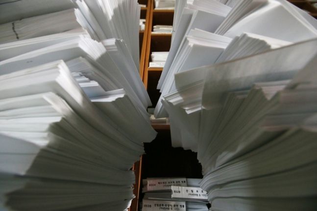 국회 의안과에 서류가 쌓인 모습. 연합뉴스