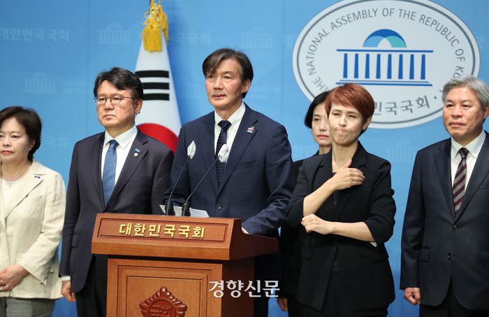 조국 조국혁신당 대표가 17일 국회 소통관에서 ‘제7공화국 개헌’ 관련 기자회견을 하고 있다. 2024.05.17 박민규 선임기자