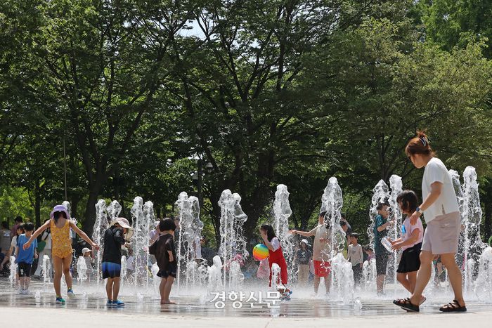 서울숲에 설치된 바닥분수에서 어린이들이 물놀이하고 있다.