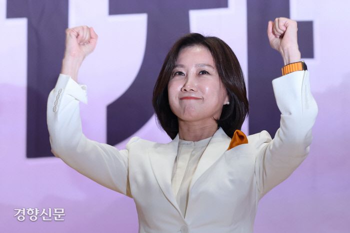 허은아 개혁신당 신임 당대표가 19일 국회에서 열린 전당대회에서 대표 수락연설을 한 뒤 두 주먹을 쥐어 보이고 있다. 성동훈 기자 zenism@kyunghyang.com