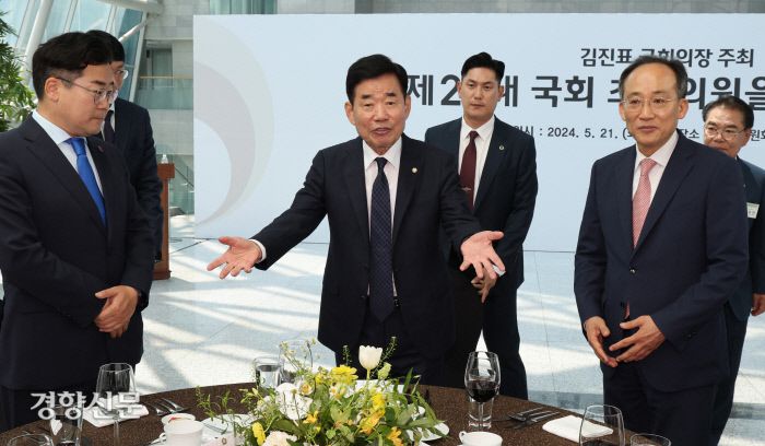 22대 국회 초선의원 연찬회 김진표 국회의장(가운데)이 21일 국회 의원회관에서 열린 제22대 국회 초선의원을 위한 오찬에서 인사말을 하는 동안 박찬대 더불어민주당 원내대표(왼쪽)와 추경호 국민의힘 원내대표가 이를 경청하고 있다. 박민규 선임기자 parkyu@kyunghyang.com