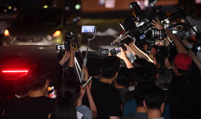 ‘음주 뺑소니’ 혐의를 받는 트로트 가수 김호중이 21일 오후 서울 강남경찰서에서 조사를 마친 뒤 귀가하고 있다. 연합뉴스
