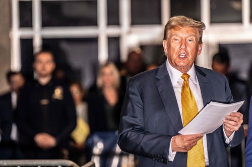 도널드 트럼프 전 미국 대통령이 21일(현지시간) 뉴욕 맨해튼형사법원에서 재판을 마친 뒤 나와 기자들의 질문에 답하고 있다. 2024.5.21. 사진공동취재단/AFP연합뉴스