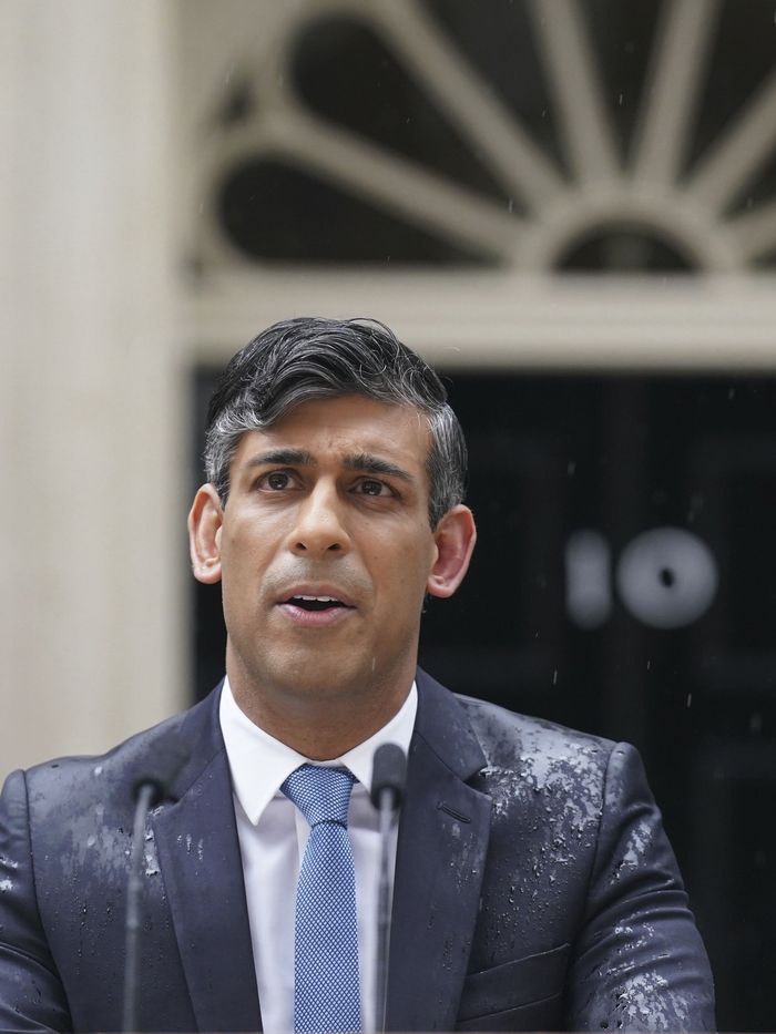 리시 수낵 영국 총리가 22일(현지시간) 총리 관저인 런던 다우닝가 10번지 앞에서 7월 4일 조기 총선을 깜짝 발표했다. 사진 AP·연합뉴스