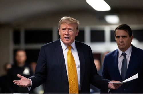 도널드 트럼프 전 미국 대통령이 21일(현지시간) 뉴욕 맨해튼 형사법원에서 열린 재판이 끝난 뒤 기자들의 질문에 답하고 있다. 로이터연합뉴스