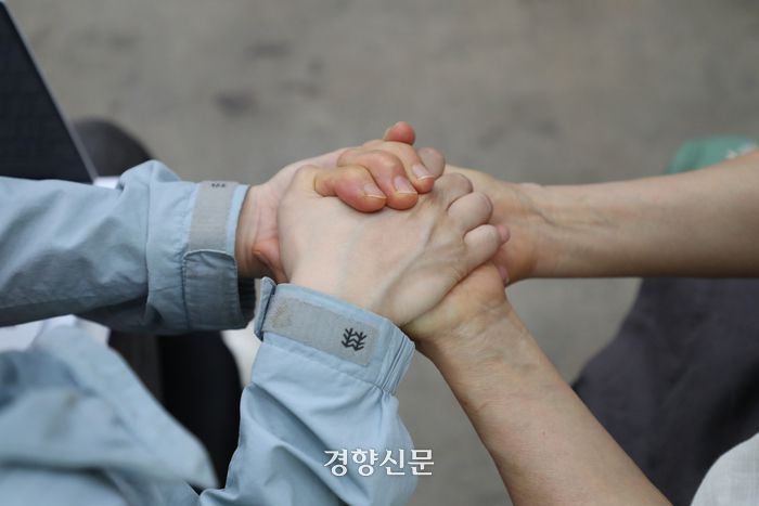 5·18 성폭력 피해자 간담회가 열린 지난달 28일 전남대학교 김남주홀에서 참가자들이 옆사람과 손을 맞잡고 있다. 정효진 기자