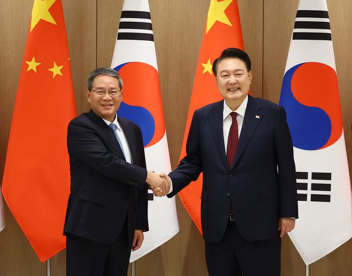 윤석열 대통령과 리창 중국 총리가 26일 서울 용산 대통령실 청사에서 열린 회담에 앞서 악수하고 있다.  대통령실사진기자단