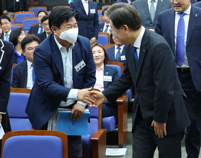 양문석 더불어민주당 당선인이 이재명 민주당 대표와 지난 16일 국회에서 열린 더불어민주당 초선 당선자 워크숍에서 악수하고 있다. 연합뉴스