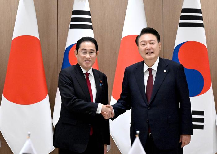 윤석열 대통령이 26일 서울 용산 대통령실에서 열린 기시다 후미오 일본 총리와의 회담에 앞서 악수를 하고 있다.  대통령실사진기자단