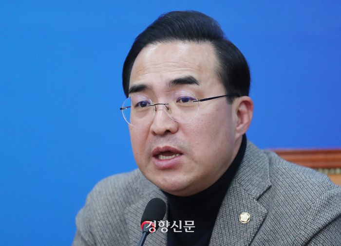 박홍근 더불어민주당 의원이 지난 2월8일 국회 당대표 회의실에서 열린 기자간담회에서 발언하고 있다. 박민규 선임기자