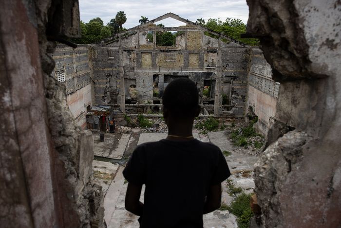 아이티 수도 포르토프랭스의 렉스(Rex) 극장을 한 시민이 바라보고 있다. 이 극장은 현재 무장 갱단의 폭력으로 집에서 내몰린 사람들의 피난처 역할을 하고 있다. EPA=연합뉴스