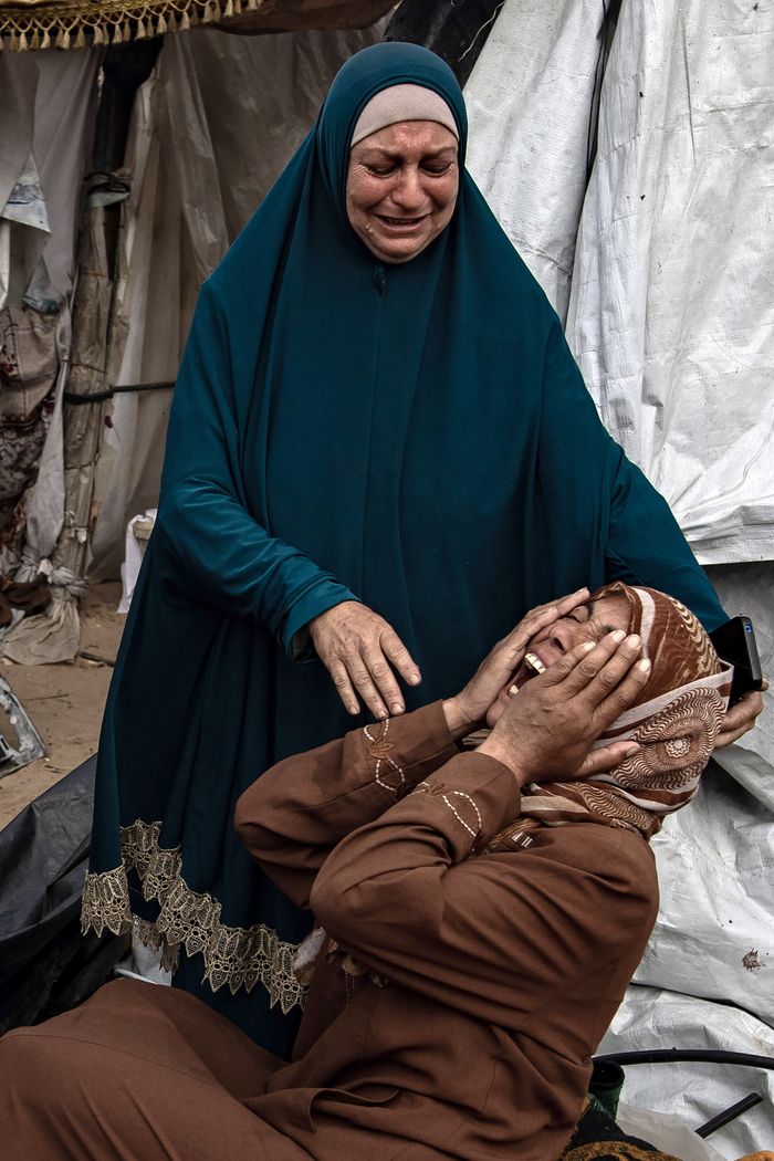 이스라엘군이 ‘안전지대’로 지정한 가자지구 최남단 라파의 난민촌이 이스라엘군의 공습을 받은 뒤 피란민 여성이 오열하고 있다. EPA연합뉴스