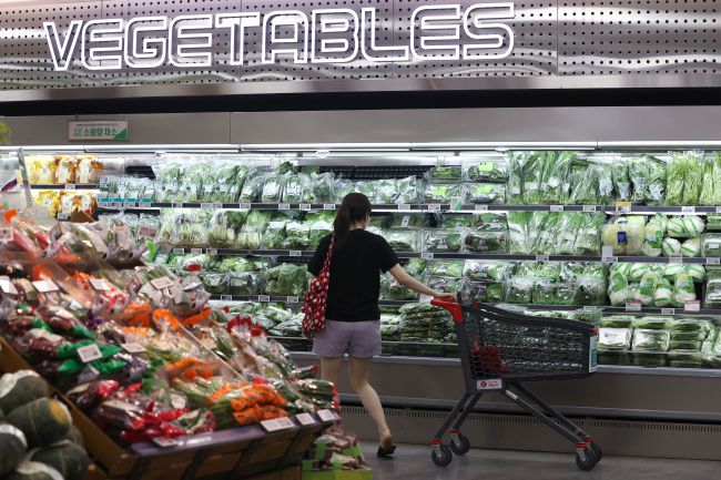 서울의 한 대형마트에서 시민이 장을 보는 모습. 연합뉴스