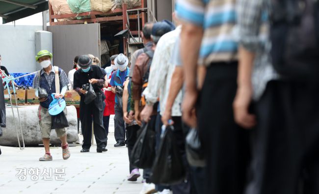 서울 종로구 탑골공원 인근 무료급식소에서 나눠준 도시락을 받기 위해 기다리는 노인들. 권도현 기자