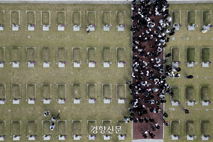 5·18 민주화운동기념일을 하루 앞둔 17일 광주 북구 국립 5·18 민주묘지에서 한빛고등학교 학생들이 임을위한행진곡을 제창하고 있다. 문재원 기자