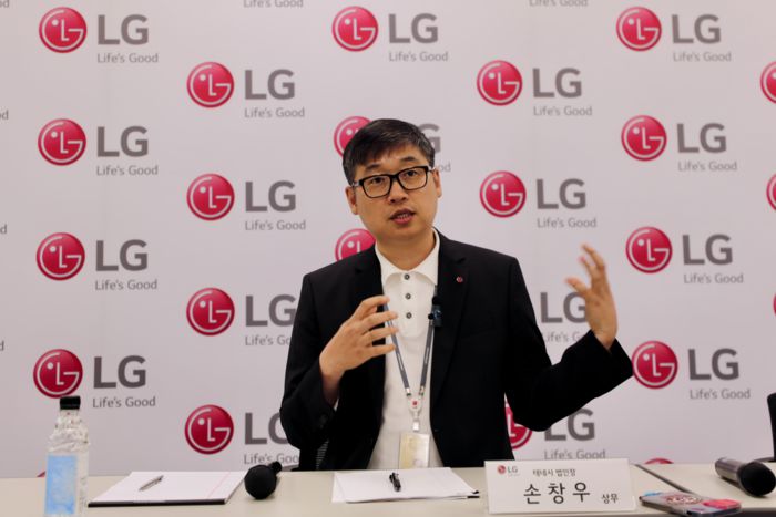 미국 테네시주 클라크스빌의 LG전자 생활 가전공장에서 지난달 31일(현지시간) 손창우 테네시법인장이 기자간담회를 하고 있다. 워싱턴특파원공동취재단