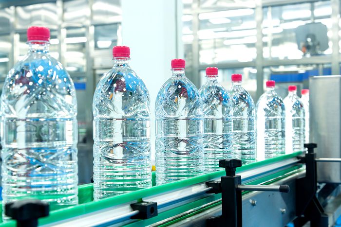 100% 재생플라스틱으로 만든 서울 수돗물 아리수 페트병이 생산되고 있다. 서울시 제공