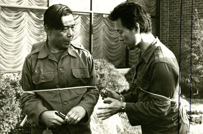 현장검증 장소에서 만난 김재규와 부하인 박흥주. 김재규가 팔에 관통상을 입고 화장실로 피신한 차지철을 다시 쏘려고 했으나 격발이 되지않자 박흥주에게 권총을 달라고 외친 장면을 재연하고 있다. 경향신문 자료사진