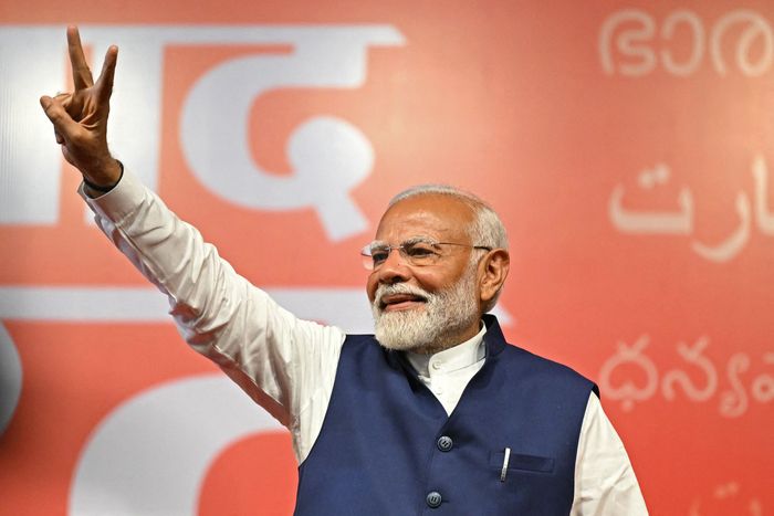 3연임에 성공한 나렌드라 모디 인도 총리가 4일(현지시간) 수도 뉴델리의 선거 사무소에서 총선 승리를 축하하며 손가락으로 브이자를 그리고 있다. AFP연합뉴스