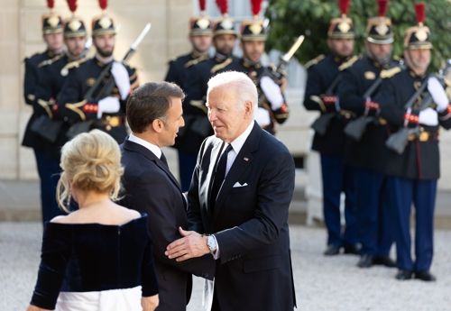 에마뉘엘 마크롱 프랑스 대통령이 8일(현지시간) 프랑스 엘리제궁에서 열린 국빈만찬에서 조 바이든 미국 대통령을 환영하고 있다. UPI연합뉴스