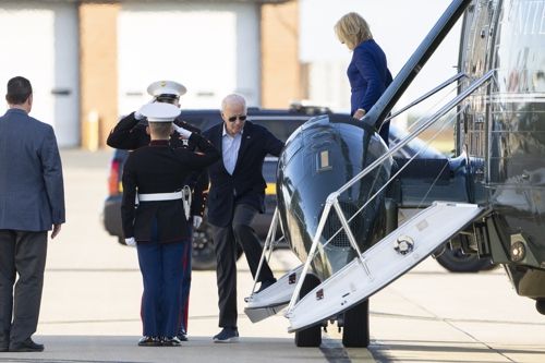 조 바이든 미국 대통령과 부인 질 바이든이 9일(현지시간) 프랑스 순방을 마치고 델라웨어주 뉴캐슬의 주방위군 공군기지에 도착해 전용 헬리콥터 마린원에서 내리고 있다.  AP연합뉴스