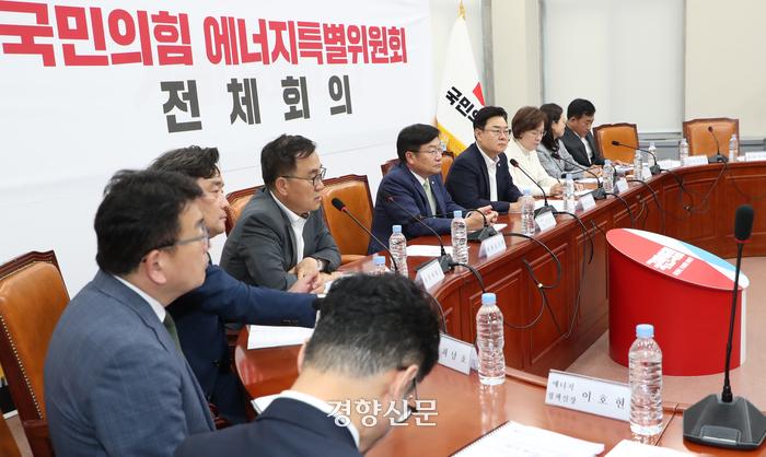 김성원 국민의힘 에너지특위 위원자을 비롯한 위원들이 11일 국회에서 전체회의를 하고 있다. 2024.06.11 박민규 선임기자