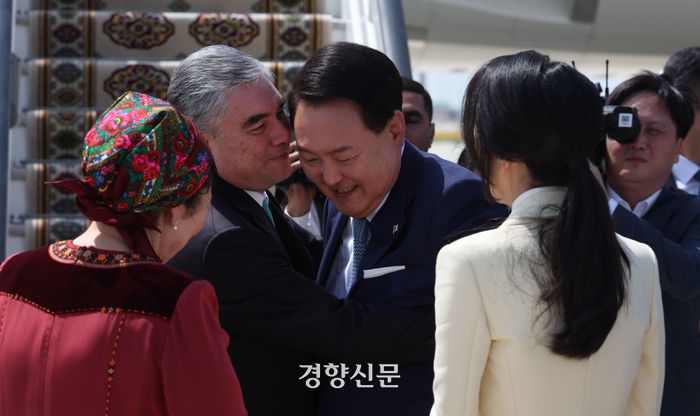 중앙아시아 3국을 국빈방문 중인 윤석열 대통령과 김건희 여사가 11일 첫 방문지인 투르크메니스탄 순방을 마치고 아시가바트 국제공항에서 투르크메니스탄 국가최고지도자 겸 인민이사회 의장인 구르반굴리 베르디무하메도프 전 대통령의 환송을 받고 있다. 김창길 기자