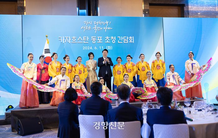 윤석열 대통령과 김건희 여사가 11일 오후(현지시간) 카자흐스탄 아스타나의 한 호텔에서 열린 동포간담회에서 공연자들과 기념촬영을 하고 있다. 김창길 기자