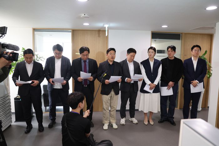 국민의힘 소장파 모임인 ‘첫목회’ 소속 이재영 간사가 지난달 15일 서울 종로구 경제사회연구원 앞에서 총선 패배 원인과 당 수습 방안 등에 대한 끝장 밤샘토론 결과를 발표하고 있다. 연합뉴스