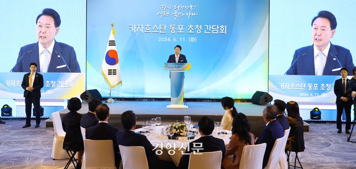 윤석열 대통령과 김건희 여사가 11일 오후(현지시간) 카자흐스탄 아스타나의 한 호텔에서 열린 동포간담회에서 축사하고 있다. 김창길 기자