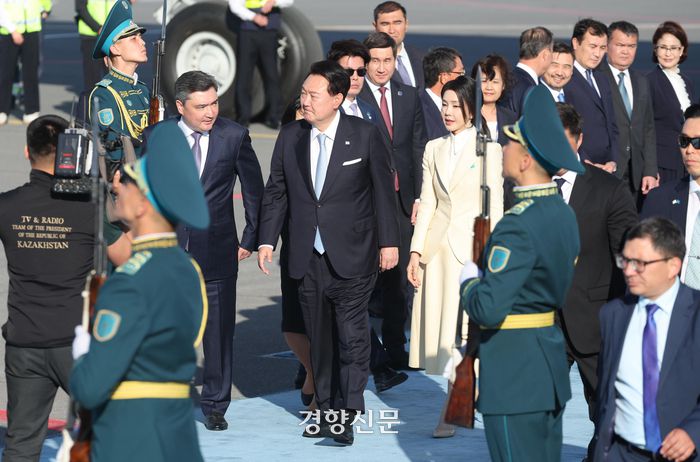 중앙아시아 3국을 국빈방문 중인 윤석열 대통령과 김건희 여사가 11일(현지시간) 오후 두번째 방문 국인 카자흐스탄 아스타나 국제공항에 도착해 공군 1호기에서 내려 환영을 받고  있다.  김창길 기자