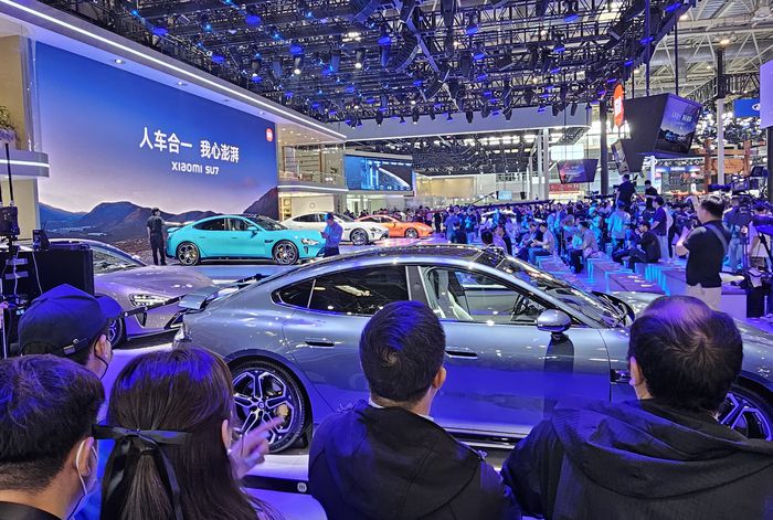 지난 4월 25일(현지시간) 중국 베이징 국제전람센터 순이관에서 열린 ‘2024 오토 차이나’(베이징 모터쇼)에서 관람객들이 샤오미 부스를 둘러보고 있다.  연합뉴스