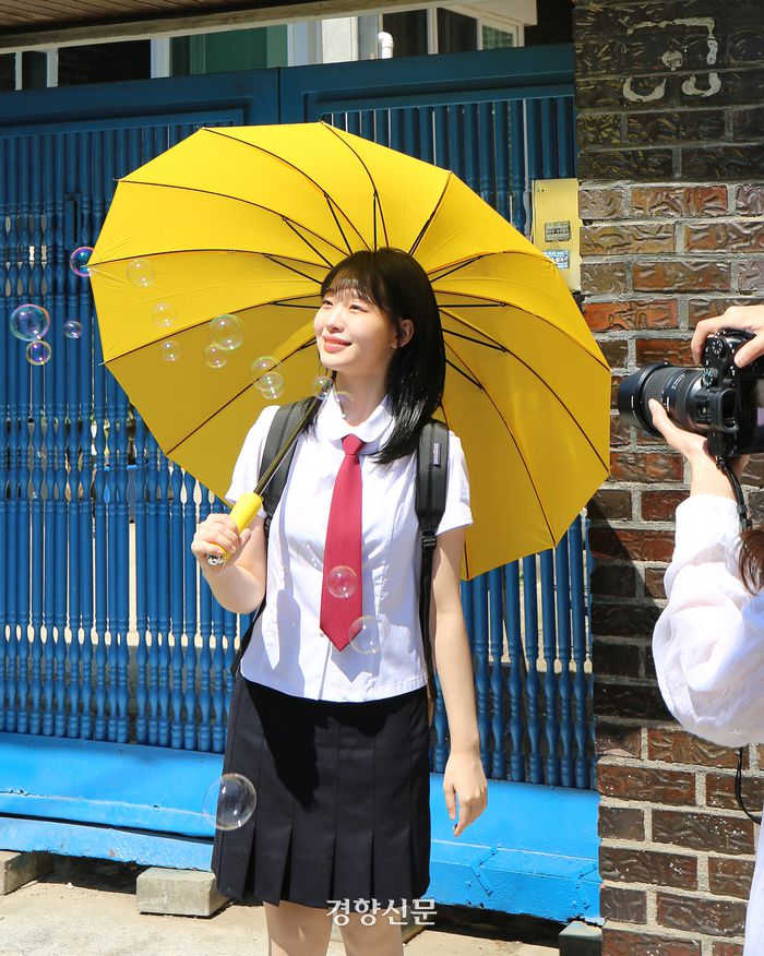 사진작가 치요와 모델 방현서씨가 <선재 업고 튀어> 촬영지 앞에서 사진을 찍고 있다. 이윤정 기자