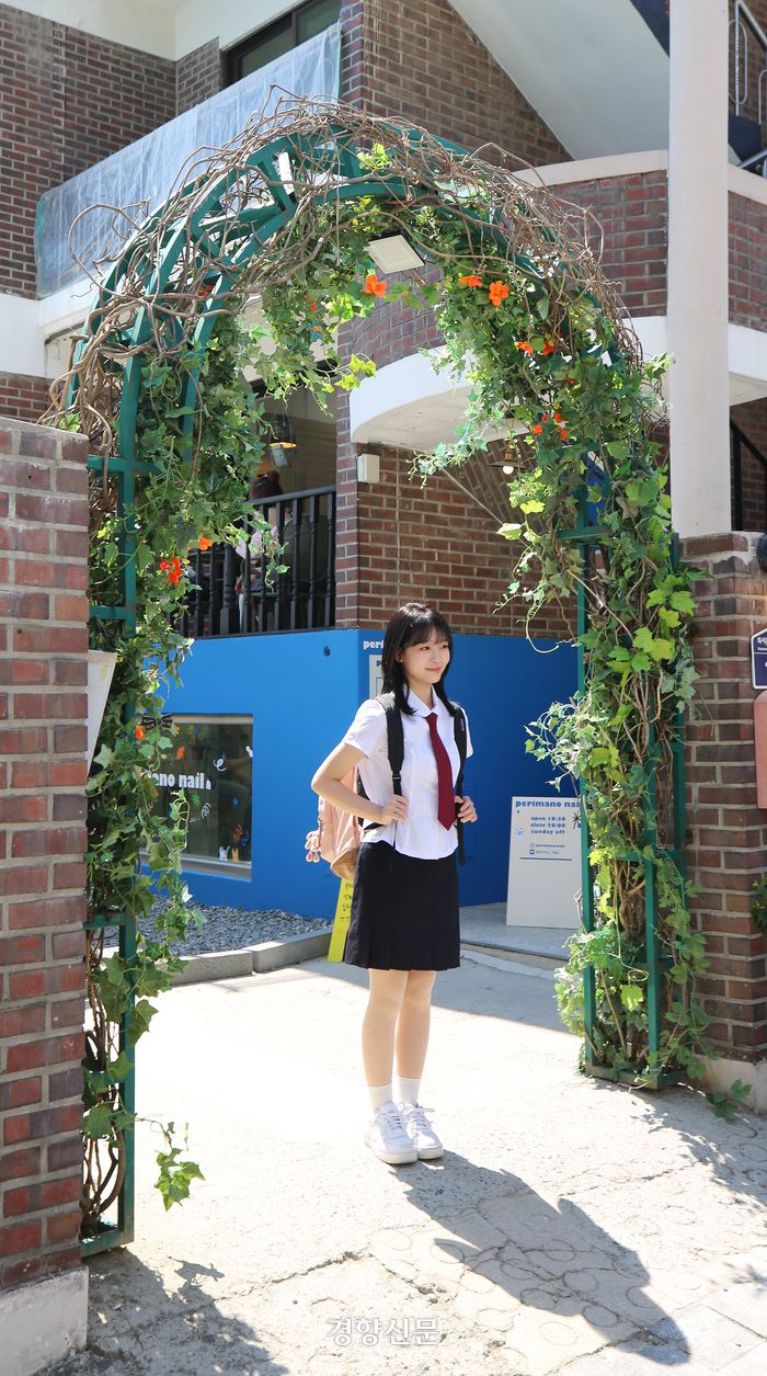 <선재 업고 튀어> 주인공 임솔이 살던 집 앞에서 모델 방현서씨가 사진 촬영을 하고 있다. 이 곳은 현재 카페 ‘몽테드’로 운영 중이다. 이윤정 기자